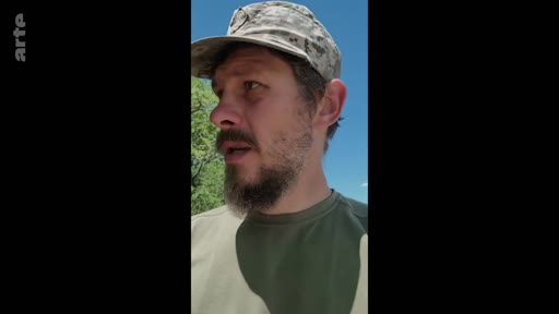 Un soldat ukrainien en tenue de camouflage et casquette militaire s'exprime lors d'un témoignage vidéo, probablement dans le cadre d'un reportage sur l'offensive en Ukraine.