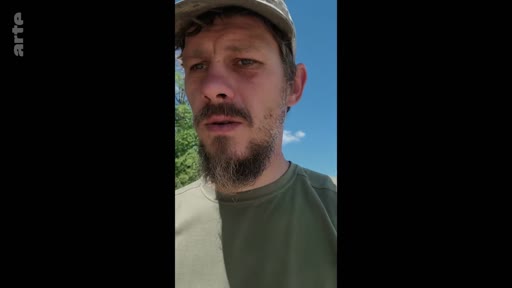 Un soldat ukrainien en tenue militaire s'exprime face caméra dans un environnement extérieur, illustrant le début d'une offensive militaire sur le front ukrainien.