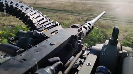 Vue à la première personne depuis une mitrailleuse lourde Browning M2 montée sur un véhicule blindé, illustrant des opérations militaires sur le terrain.