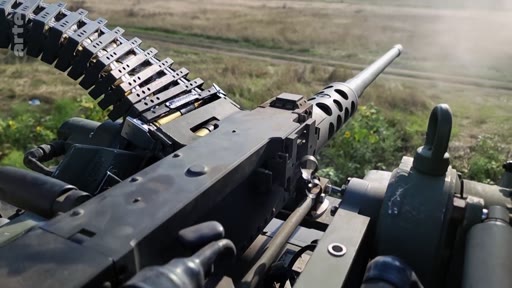 Vue à la première personne depuis un véhicule militaire montrant une mitrailleuse lourde Browning M2 en position de tir. Cette image illustre l'armement utilisé dans des contextes de combat ou de patrouille militaire.