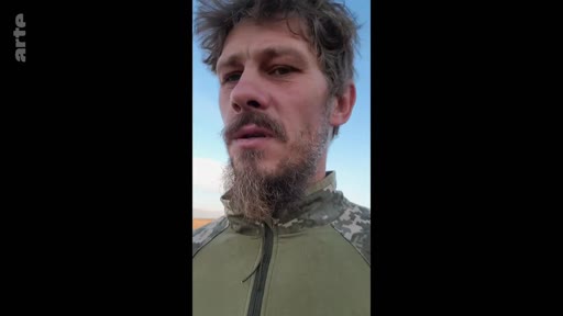 Un soldat ukrainien en tenue de camouflage s'exprime face caméra, probablement depuis le front, dans une vidéo diffusée par Arte.