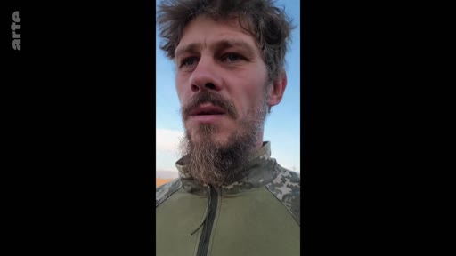 Un soldat ukrainien en tenue de camouflage s'exprime face caméra, probablement dans le cadre d'un témoignage sur le front. La vidéo porte le logo de la chaîne Arte.