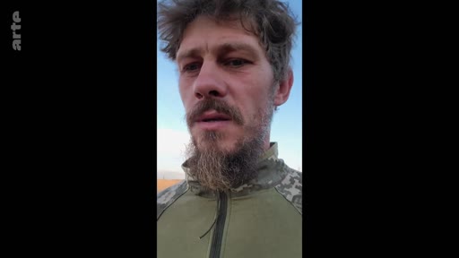 Un soldat ukrainien en tenue de camouflage s'exprime face caméra, probablement depuis le front, dans une vidéo de témoignage diffusée par Arte. Le soldat porte une barbe et semble fatigué, illustrant les conditions difficiles des combattants sur le terrain.