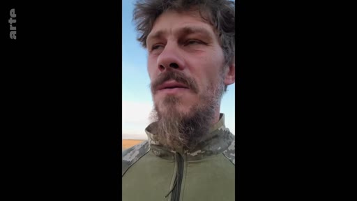 Un soldat ukrainien en tenue de camouflage s'exprime face caméra, probablement depuis le front, dans un contexte de conflit en Ukraine.