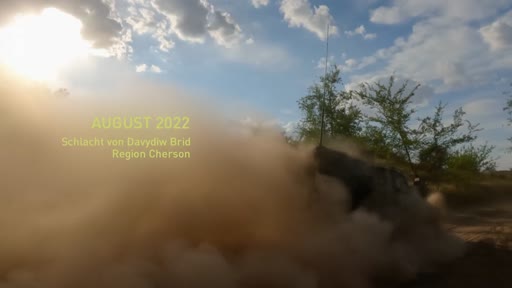 Un véhicule militaire circule dans la région de Kherson en Ukraine, soulevant un important nuage de poussière lors de la bataille de Davydiv Brid en août 2022. Cette image illustre les opérations militaires sur le front sud durant l'invasion russe de l'Ukraine.