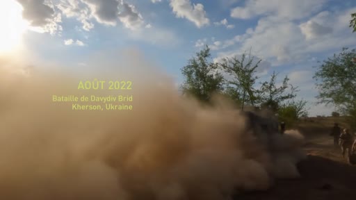 Un véhicule blindé circule sur un terrain poussiéreux lors de la bataille de Davydiv Brid dans la région de Kherson en Ukraine, en août 2022. Cette séquence illustre les opérations militaires sur le front ukrainien.