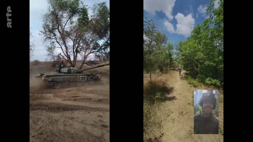 Un soldat ukrainien en tenue de combat filme un char de combat en mouvement dans une zone boisée sur le front, tout en apparaissant en médaillon dans une vidéo de type selfie.