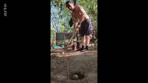 Un homme torse nu pratique le golf dans un environnement forestier, illustrant une tentative de maintenir des activités de loisirs dans un contexte de guerre ou de crise.