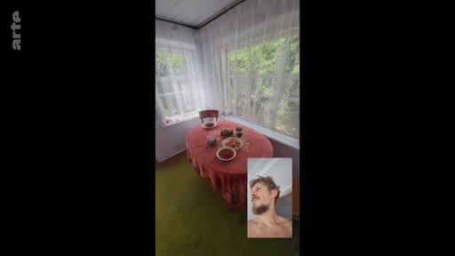 Un homme barbu apparaît en médaillon lors d'un appel vidéo, montrant une pièce lumineuse avec une table recouverte d'une nappe rouge et des plats. Cette image illustre la communication à distance dans un contexte de conflit.