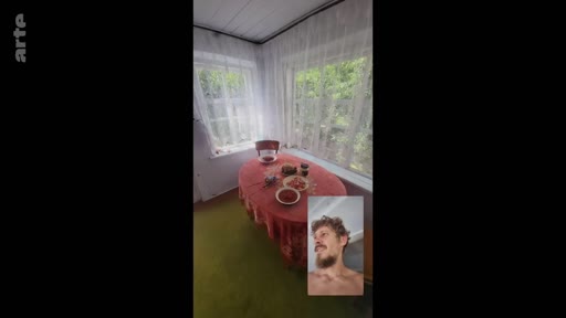 Un homme barbu apparaît en médaillon lors d'un appel vidéo, montrant une pièce intérieure avec une table recouverte d'une nappe rouge et des plats, illustrant une connexion familiale malgré le conflit.