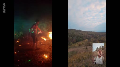 Un écran divisé présente une séquence contrastée : à gauche, un homme manipule des flammes dans l'obscurité, tandis qu'à droite, un homme s'exprime en extérieur dans un paysage vallonné, illustrant un retour à une réalité transformée.
