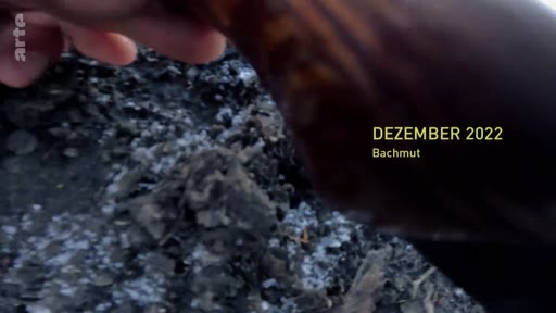 Un carton informatif à l'écran précise la date de décembre 2022 et le lieu de Bakhmut, en Ukraine, dans le contexte de la guerre.