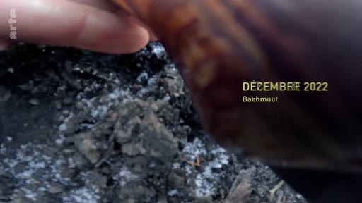 Gros plan sur des débris et des cendres au sol dans la ville de Bakhmout, en Ukraine, en décembre 2022, illustrant les destructions liées au conflit.