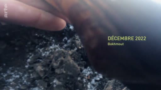 Gros plan sur des débris et des cendres au sol à Bakhmout, en Ukraine, en décembre 2022, illustrant les destructions causées par la guerre.