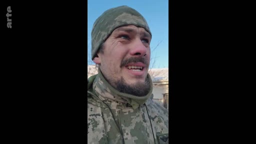 Un soldat ukrainien en tenue de camouflage et bonnet militaire s'exprime face caméra, probablement dans le cadre d'un témoignage sur la situation au front. L'image est issue d'un reportage de la chaîne Arte sur le conflit en Ukraine.