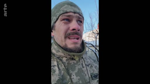 Un soldat ukrainien en tenue de camouflage s'exprime face caméra, probablement depuis le front, lors d'un reportage sur la situation tactique du conflit en Ukraine.