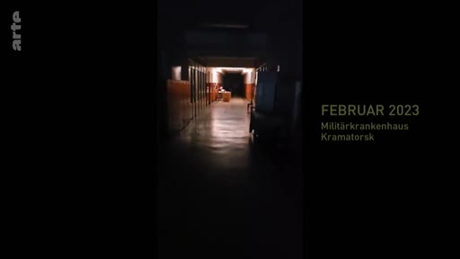 Vue d'un couloir sombre à l'intérieur d'un hôpital militaire à Kramatorsk, en Ukraine, en février 2023, illustrant les conditions de soins pendant le conflit.