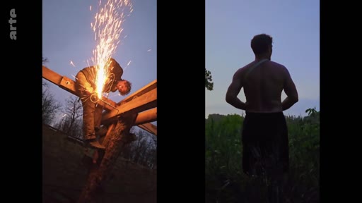 Un homme travaille sur la construction du centre Goloka en utilisant une meuleuse qui projette des étincelles, tandis qu'un autre homme est vu de dos dans un environnement extérieur. Cette scène illustre les travaux manuels et l'aménagement du site.