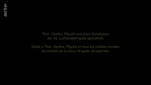 Écran de texte rendant hommage à Thor, Skythe, Pljusik et aux soldats tombés au combat de la 46e brigade aéroportée, apparaissant lors du générique de fin d'un reportage.