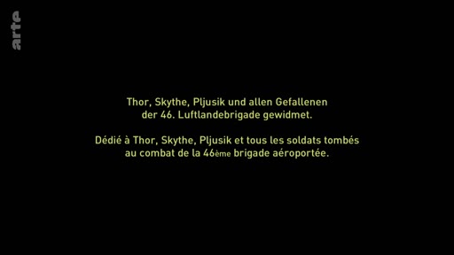 Écran de texte en allemand et en français rendant hommage à Thor, Skythe, Pljusik et à tous les soldats tombés au combat de la 46e brigade aéroportée.