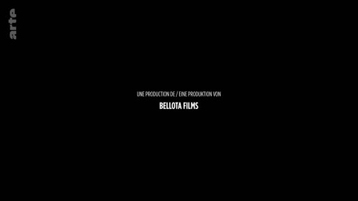 Carton de générique de début affichant le nom de la société de production Bellota Films sur fond noir.