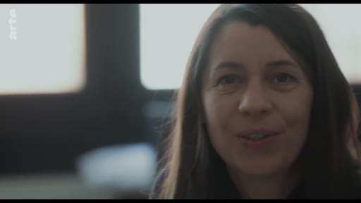 Une femme s'exprime lors d'un entretien filmé, probablement dans le cadre d'un documentaire ou d'un reportage sur les relations familiales.