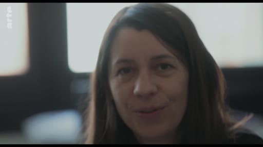 Une femme s'exprime face caméra lors d'une interview, abordant des sujets personnels dans le cadre d'un reportage sur les changements de vie.