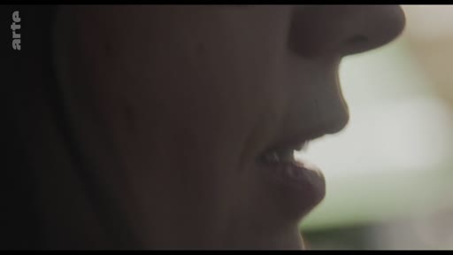 Gros plan sur le visage d'une femme s'exprimant lors d'une discussion sur la méthodologie scientifique.