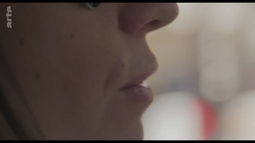 Gros plan sur le visage d'une femme s'exprimant lors d'une interview, illustrant une discussion sur la méthodologie scientifique.