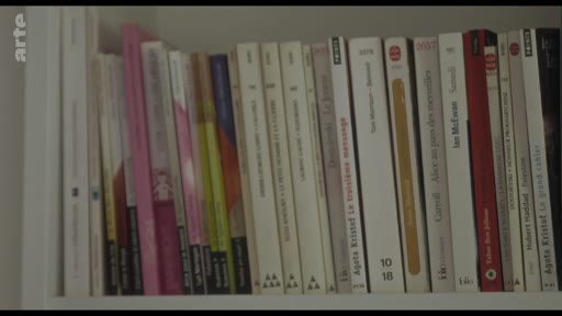 Une bibliothèque personnelle présentant une collection de livres, incluant des titres de l'écrivaine Agota Kristof comme 'La trilogie des jumeaux' et 'Le grand cahier'.