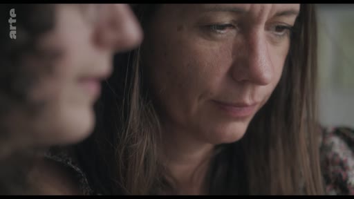 Deux femmes sont en pleine discussion lors d'une séquence consacrée à l'analyse littéraire du roman L'Assommoir d'Émile Zola.