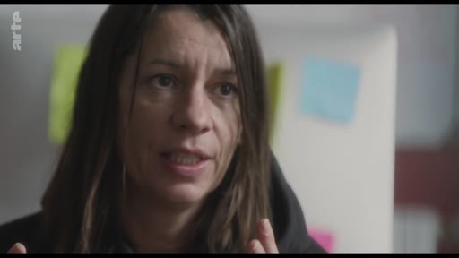 Une femme s'exprime face caméra lors d'une interview, probablement dans le cadre d'un documentaire ou d'un reportage diffusé sur Arte.