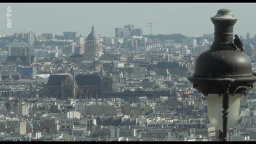 Vue aérienne et panoramique sur les toits de Paris, mettant en évidence le dôme du Panthéon au loin, avec un réverbère parisien classique au premier plan.