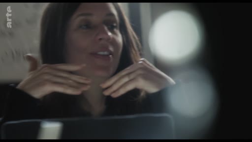 Une femme s'exprime face caméra lors d'un entretien ou d'un débriefing dans un espace de production, avec le logo de la chaîne Arte visible en haut à gauche.