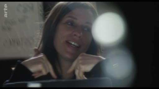 Une femme s'exprime face caméra lors d'un débriefing dans un espace de production, avec le logo de la chaîne Arte visible en haut à gauche.