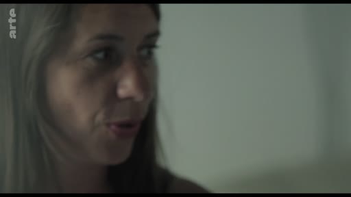 Une femme s'exprime face caméra lors d'une interview, probablement dans le cadre d'un documentaire ou d'un reportage télévisé.