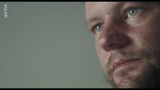 Gros plan sur le visage d'un homme à l'expression pensive et mélancolique, illustrant une réflexion profonde sur une relation personnelle.