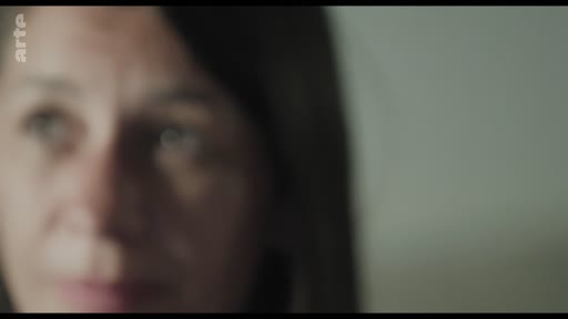 Gros plan sur le visage d'une femme exprimant une profonde réflexion, illustrant une séquence sur l'introspection dans une relation.