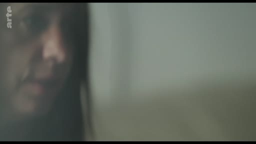 Gros plan sur le visage d'une femme lors d'une discussion, illustrant un moment de vulnérabilité et d'échange personnel.