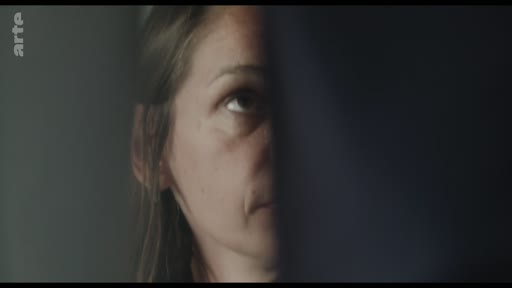 Gros plan sur le visage d'une femme exprimant une émotion pensive ou inquiète, partiellement dissimulé par une ombre portée, dans le cadre d'une conversation intime.