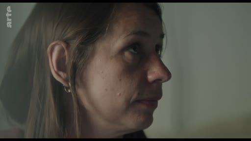 Gros plan sur le visage d'une femme en profil lors d'une conversation intime, capturant une expression d'écoute attentive.