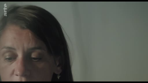 Gros plan sur le visage d'une femme lors d'une conversation intime, capturant une expression pensive ou mélancolique.