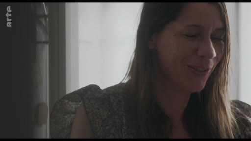 Une femme souriante est filmée en gros plan lors d'une discussion, probablement dans le cadre d'un entretien ou d'un échange sur la littérature.