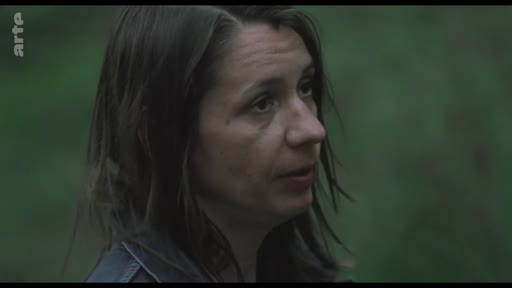 Une femme, filmée en gros plan, s'exprime lors d'une séquence en extérieur dans le cadre d'une production audiovisuelle. Le logo de la chaîne Arte est visible dans le coin supérieur gauche.