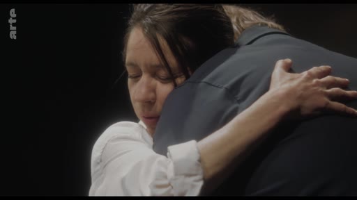 Une femme aux cheveux bruns serre dans ses bras une personne portant une veste sombre, dans une scène intime et dramatique. L'image capture un moment d'émotion intense, probablement extrait d'une performance théâtrale ou d'une fiction télévisée diffusée sur Arte.
