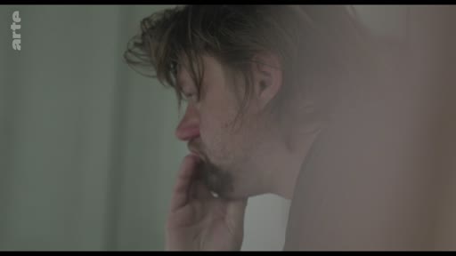 Un homme au visage marqué par l'inquiétude ou la réflexion, filmé en gros plan dans une ambiance tamisée. Cette image illustre un état de détresse psychologique ou de profonde introspection.