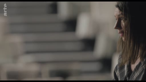 Une femme, vue de profil, participe à une conversation dans un cadre intérieur, évoquant potentiellement un collègue.