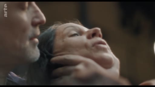 Un homme et une femme en gros plan lors d'une séquence dramatique, illustrant une discussion sur les techniques de jeu d'acteur. La scène montre une interaction intense entre les deux personnages.