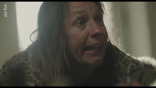 Une femme au visage marqué par une forte émotion, possiblement de la détresse ou de la colère, lors d'une scène de dispute domestique filmée en gros plan. L'image capture l'intensité dramatique d'un échange tendu dans un cadre intimiste.