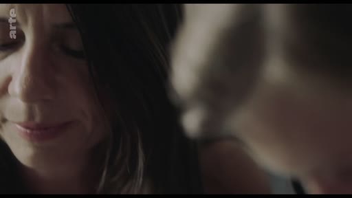 Gros plan sur le visage d'une femme lors d'une conversation sur les limites professionnelles et personnelles.